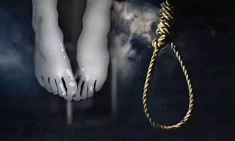 காதலனிடம் 'வீடியோ காலில்' பேசி பெண் போலீஸ் தற்கொலை: திருமணமான போலீஸ்காரரிடம் விசாரணை நடத்த முடிவு