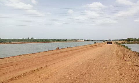 பக்கிங்காம் கால்வாயில் அகலமாக அமைக்கப்பட்டுள்ள கரையினை படத்தில் காணலாம்.