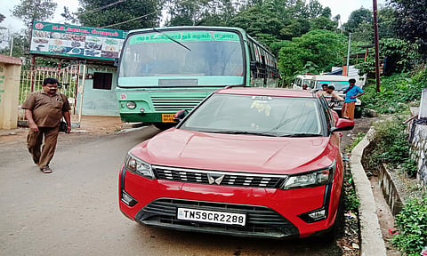 சாலையில் நிறுத்தப்படும் வாகனங்களால் ஏற்பட்டுள்ள போக்குவரத்து நெரிசல்.