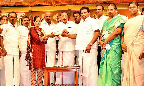 நலத்திட்ட உதவிகளை ஆர்.எஸ்.பாரதி மற்றும் அமைச்சர் அனிதா ராதாகிருஷ்ணன் ஆகியோர் வழங்கிய காட்சி.