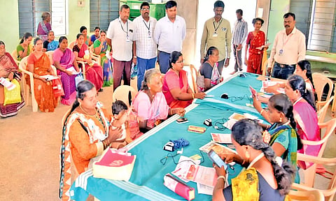 முன்னீர்பள்ளம் சமுதாயக் கூடத்தில் நடைபெற்ற முகாமை கலெக்டர் கார்த்திகேயன் பார்வையிட்ட காட்சி.