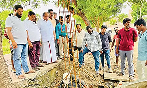 மின் தகன மையம் அமைக்கும் பணியை கென்னடி எம்.எல்.ஏ. ஆய்வு செய்த காட்சி.