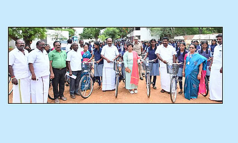 இலவச சைக்கிள்களை அமைச்சர் பெரியகருப்பன் மாணவிகளுக்கு வழங்கியபோது எடுத்தபடம். அருகில் கலெக்டர் ஆஷா அஜீத் மற்றும் பலர் உள்ளனர்.