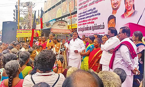 மயிலாடுதுறையில் ஆர்ப்பாட்டம் நடந்தது.