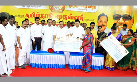  நலத்திட்ட உதவிகளை அமைச்சர் துரைமுருகன் வழங்கியபோது எடுத்தபடம்.