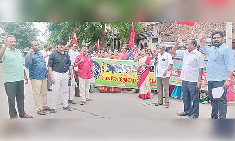 மயிலாடுதுறையில் அரசு ஊழியர் சங்கத்தினர் பேரணி நடந்தது.