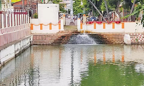 கோவில் குளத்தில் தண்ணீர் நிரப்பட்டு வருகிறது.