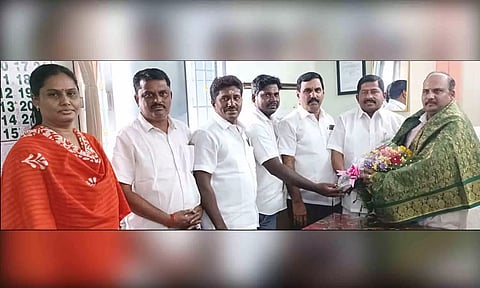 திருமுருகன்பூண்டி கமிஷனராக ஆண்டவன் பொறுப்பேற்றுக் கொண்ட காட்சி.