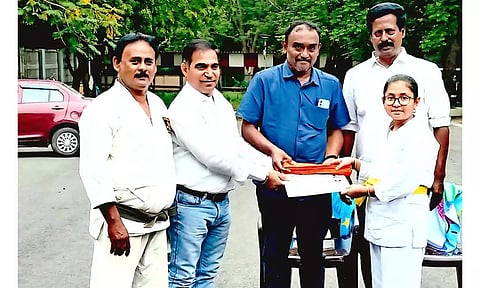 பயிற்சி பெற்ற மாணவ-மாணவிகளுக்கு பெல்ட் மற்றும் சான்றிதழ் வழங்கிய காட்சி. 