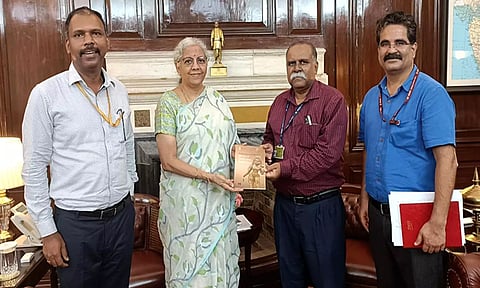மத்திய மந்திரி நிர்மலா சீதாராமனை தொல்லியல் ஆய்வாளர்கள் சந்தித்து பேசியபோது எடுத்த படம்.