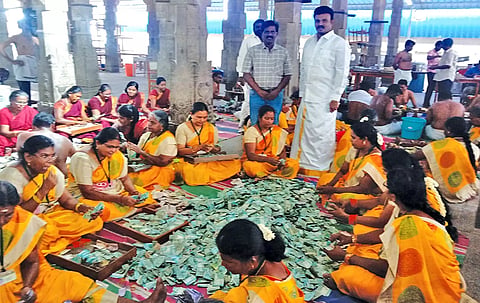 உண்டியல் எண்ணும் பணியை அறங்காவலர் குழு தலைவர் அருள் முருகன் பார்வையிட்ட போது எடுத்த படம்.
