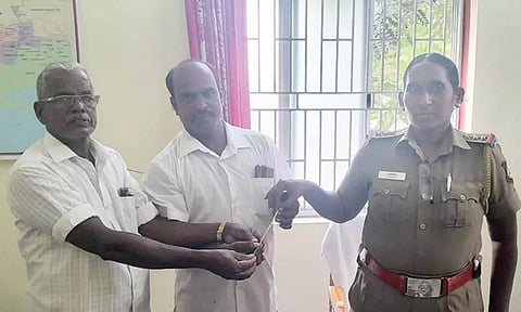 மீட்கப்பட்ட நகை உரியவரிடம் ஒப்படைக்கப்பட்டது.