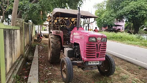 அரசு பள்ளியில் மரங்கள் வெட்டி கடத்தல்
