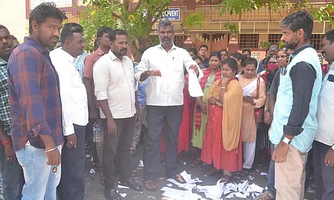  அமைச்சக ஊழியர்கள் போராட்டம் நடத்திய காட்சி. 