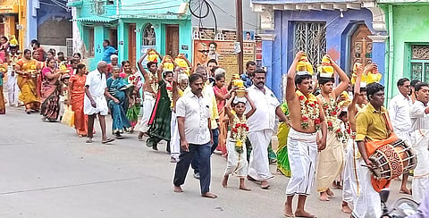 பால்குடம் ஊர்வலம் நடந்தபோது எடுத்த படம்.