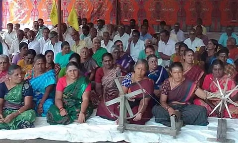 உண்ணாவிரதத்தில் பங்கேற்ற பெண்கள் கைத்தறி ராட்டையில் துணி நெசவு செய்த காட்சி.