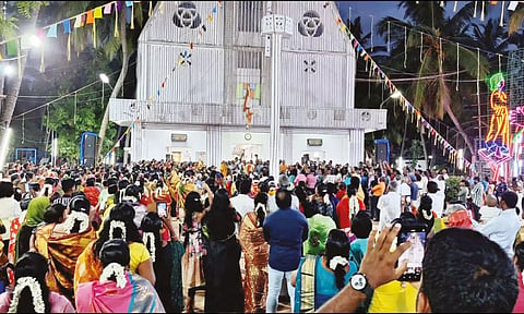 திருவிழா கொடியேற்றத்துடன் தொடங்கிய போது எடுத்த படம்.