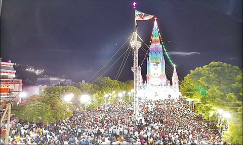 ஆலய திருவிழா கொடியேற்றம் நடந்தபோது எடுத்த படம்.