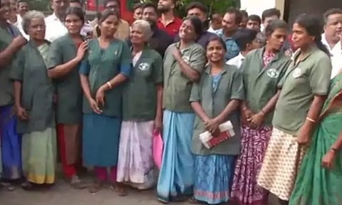 11 பெண் துப்புரவு பணியாளர்கள் வாங்கிய லாட்டரி சீட்டுக்கு ரூ.10 கோடி பம்பர் பரிசு