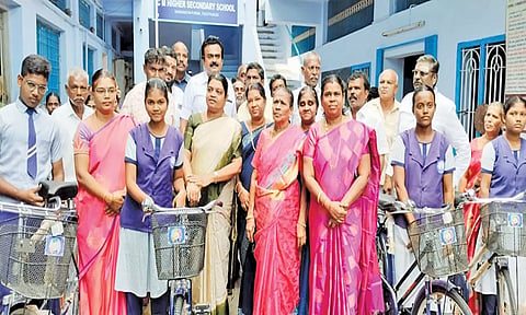 மாணவிகளுக்கு இலவச சைக்கிளை அமைச்சர் கீதாஜீவன் வழங்கிய போது எடுத்தபடம்.