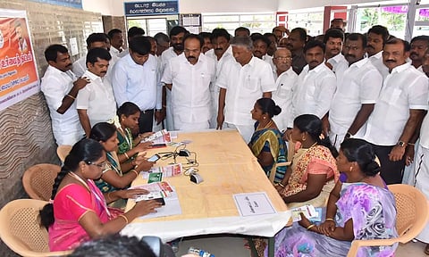 பாளையஞ்செட்டிகுளத்தில் கலைஞர் மகளிர் உரிமைத்தொகை திட்ட விண்ணப்பங்கள் பதிவு செய்யும் பணியை அமைச்சர் தங்கம் தென்னரசு ஆய்வு செய்த போது எடுத்தபடம். 
