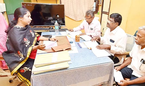 காவேரிப்பட்டணம் தேர்வு நிலை பேரூராட்சியில் நடைபெற்று வரும் வளர்ச்சி திட்ட பணிகளை கலெக்டர் சரயு நேரில் பார்வையிட்டு ஆய்வு மேற்கொண்டார். அருகில் பேரூராட்சி செயல் அலுவலர் சாம் கிங்ஸ்டன், உதவி பொறியாளர் சுப்பிரமணி ஆகியோர் உள்ளனர்.