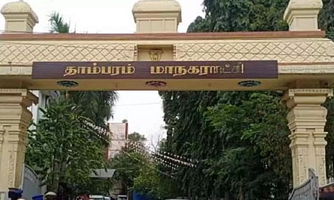 தாம்பரம் மாநகராட்சி கூட்டத்தில் தி.மு.க. கவுன்சிலர்கள் இருபிரிவாக வாக்குவாதம்- அ.தி.மு.க.வினர் வெளிநடப்பு