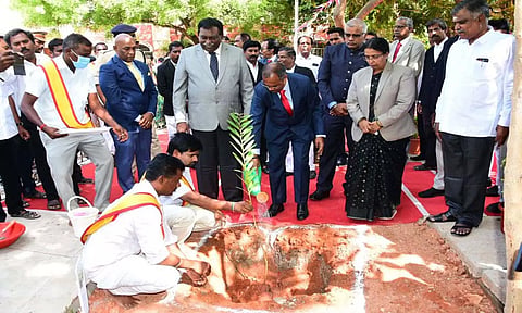 ஐகோர்ட்டு நீதிபதிகள் மரக்கன்று நட்ட போது எடுத்த படம். அருகில் கலெக்டர் பழனி உள்ளார். 