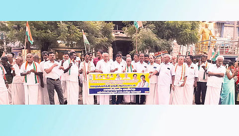 மணிப்பூர் கலவரத்தை கண்டித்து காங்கிரசார் மெழுகுவர்த்தி ஏந்தி ஆர்ப்பாட்டம்