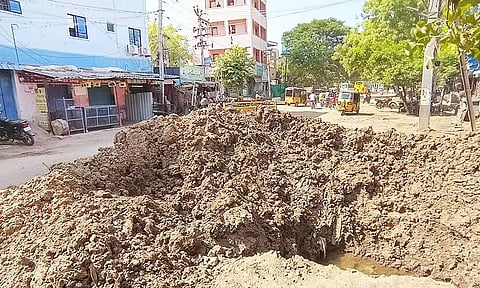 பெயர்ந்துபோன நிலையில் குலமங்கலம் பிரதான சாலை.