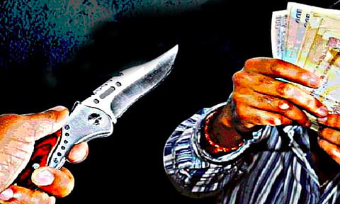மதுக்கடையில் கத்தியை காட்டி மிரட்டி ரூ.92 ஆயிரம் பறிப்பு