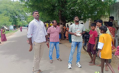 திண்டிவனம் அருகேயுள்ள காட்டுப் பகுதியை ட்ரோன் மூலம் கண்காணிக்கும் பணி துணை போலீஸ் சூப்பிரண்டு சுரேஷ் பாண்டியன் மேற்பார்வையில் நடந்த போது எடுத்தபடம்.