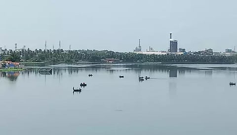பள்ளிபாளையம் காவிரி ஆற்றில் குதித்த பெண்ணை பரிசல்கள் மூலம் தேடும் பணி நடைபெற்ற காட்சி.