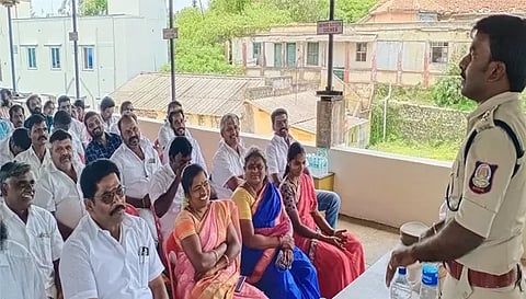கூட்டத்தில் துணை போலீஸ் சூப்பிரண்டு அமல அட்மின் பேசிய போது எடுத்தபடம்.