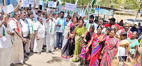 உடன்குடி பஸ் நிலையம் எதிரே உள்ள அரசு மதுபான கடையை மாற்றக்கோரி முற்றுகை போராட்டம்