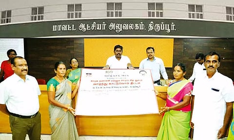 தொழில் நிதிக்கான ரூ.10 லட்சம் காசோலையை கலெக்டர் வழங்கியபோது எடுத்தபடம்.