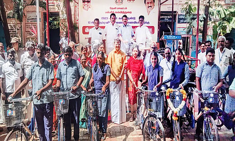 மாணவர்களுக்கு இலவச சைக்கிள்கள் வழங்கப்பட்டது.