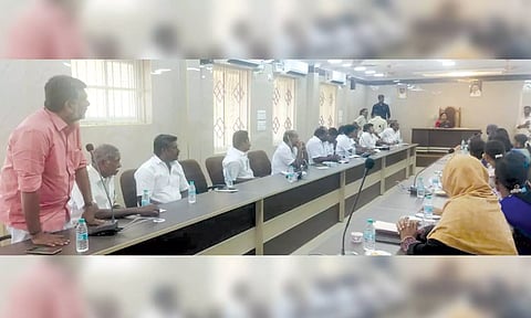 திருவாரூர் நகராட்சி அலுவலக கூட்ட அரங்கில் நகர்மன்ற கூட்டம் நடை பெற்றது. 