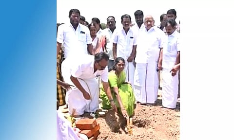 பயணிகள் நிழற்குடை அமைக்க அடிக்கல் நாட்டு விழா