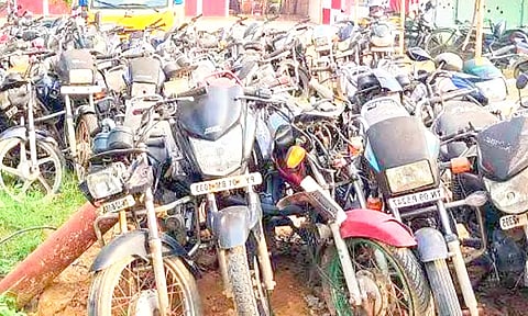 போலீசார் பறிமுதல் செய்த 95 வாகனங்கள் ஏலம்