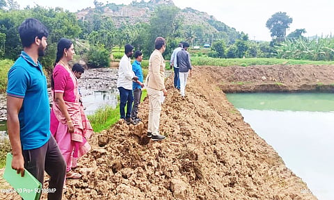 ஏலகிரி மலையில் பண்ணை குட்டை அமைக்கும் பணியை டெல்லி குழுவினர் பார்வையிட்டு ஆய்வு மேற்கொண்டனர்.