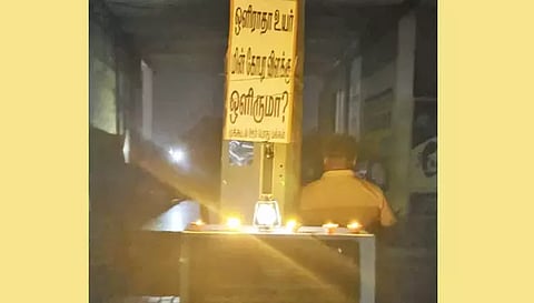முக்கூடல் பஸ் நிலையத்தில் 3 மாதங்களாக எரியாத உயர்மின்கோபுர விளக்கு- அரிக்கேன் விளக்கை ஏற்றி பொதுமக்கள் போராட்டம்