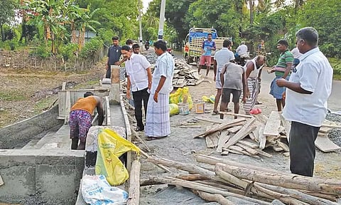 திருமருகல் குளத்தில் படித்துறை அமைக்கும் பணி நடந்தது.