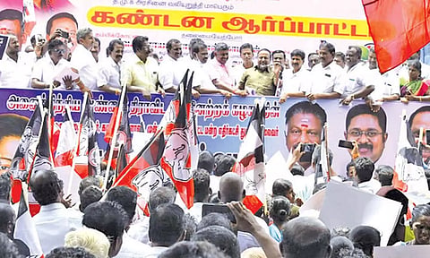 மன்னார்குடியில் அ.தி.மு.க. (ஓ.பி.எஸ். அணியினர் ) சார்பில் ஆர்ப்பாட்டம் நடந்தது.