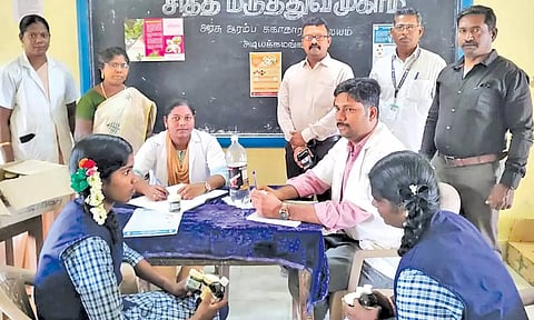 அடியக்கமங்கலம் அரசு பள்ளியில் சித்த மருத்துவ முகாம் நடந்தது.