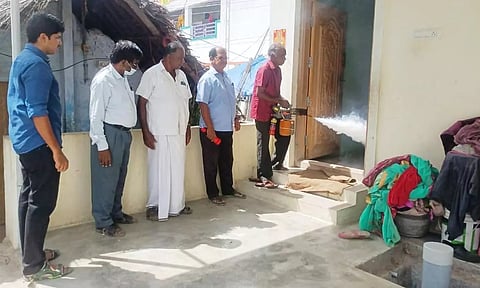 தாளநத்தத்தில் டெங்கு தடுப்பு பணிகளில் சுகாதாரத் துறையினர் ஈடுபட்டுள்ளனர். 