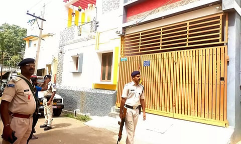 கோவையில் அமலாக்கத்துறை சோதனை நடைபெற்று வரும் டாஸ்மாக் சூப்பர்வைசர் வீடு.