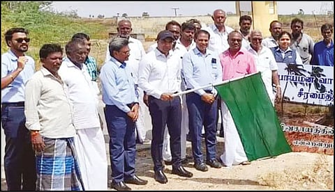 கோரம்பள்ளம் வாய்க்காலில் சீரமைப்பு பணியை கலெக்டர் செந்தில்ராஜ் தொடங்கி வைத்தபோது எடுத்தபடம்.