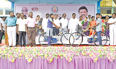 மாணவர்களுக்கு மிதிவண்டிகளை அமைச்சர் சிவ.வீ.மெய்யனாதன் வழங்கினார்.