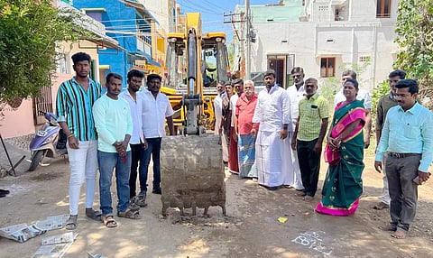புதிய தார்சாலை அமைக்கும் பணியை கவுன்சிலர் காளிதாஸ் தொடங்கி வைத்தார்.